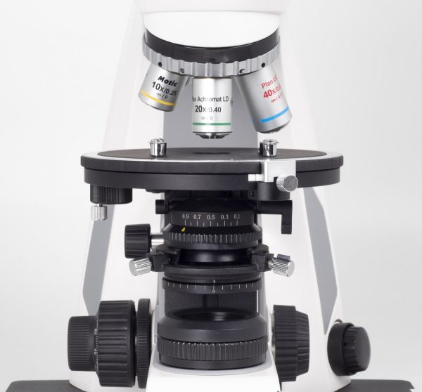 Microscope droit polarisant Motic Série Panthera TEC POL Trino et Epi/Trino